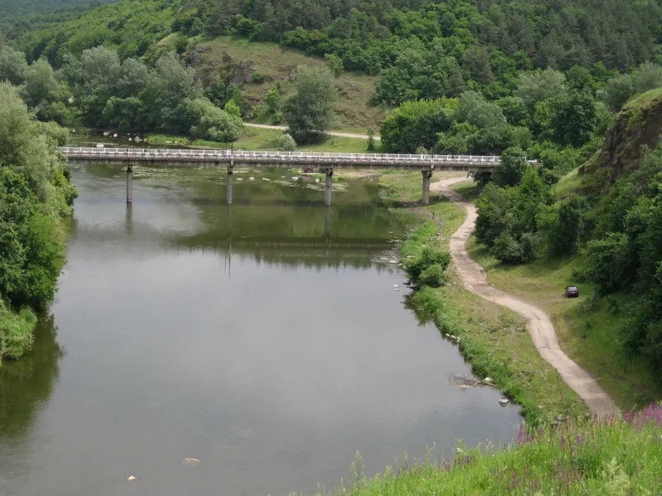 Каньйон Південного Бугу біля села Печера — гранітні скелі над водою