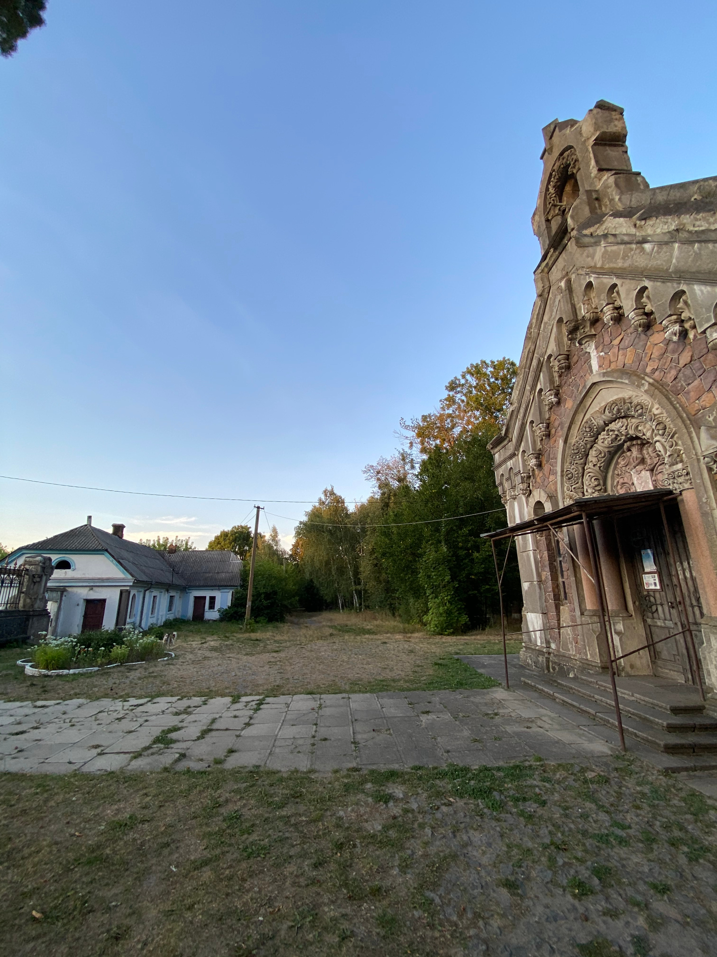 Головний вхід до костелу-мавзолею Потоцьких